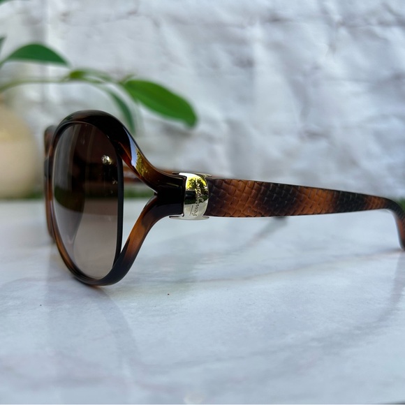 Salvatore Ferragamo Sunglasses
SF77OSA 214 Tortoise Brown
Gradient, new no box . - Picture 7 of 16